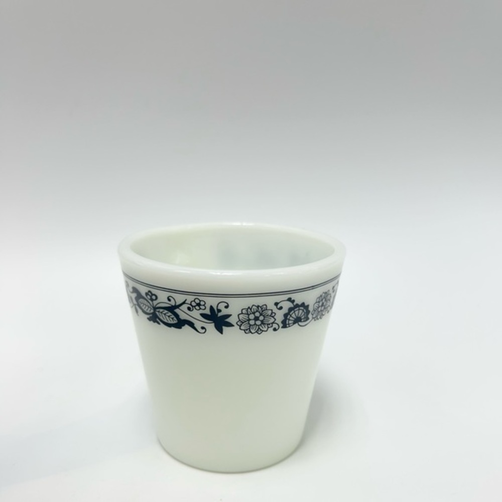 Pyrex cup. - Picture 2 of 13